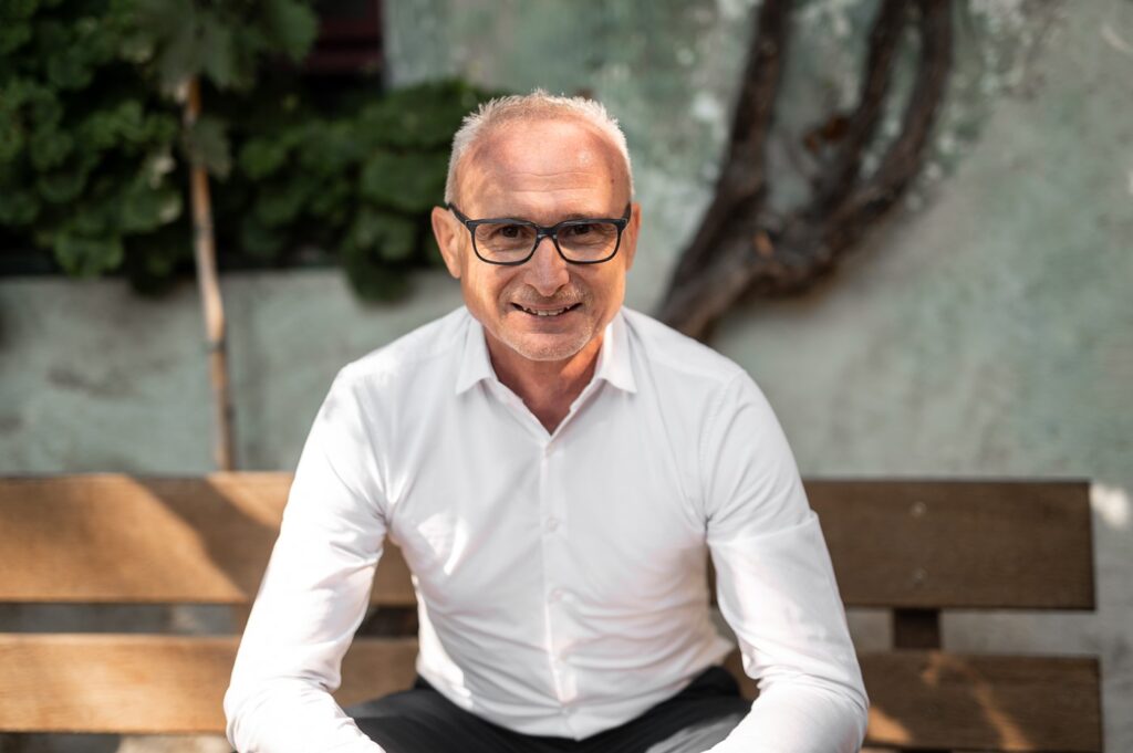 Dr. Jürgen Braun sitzt auf Bank